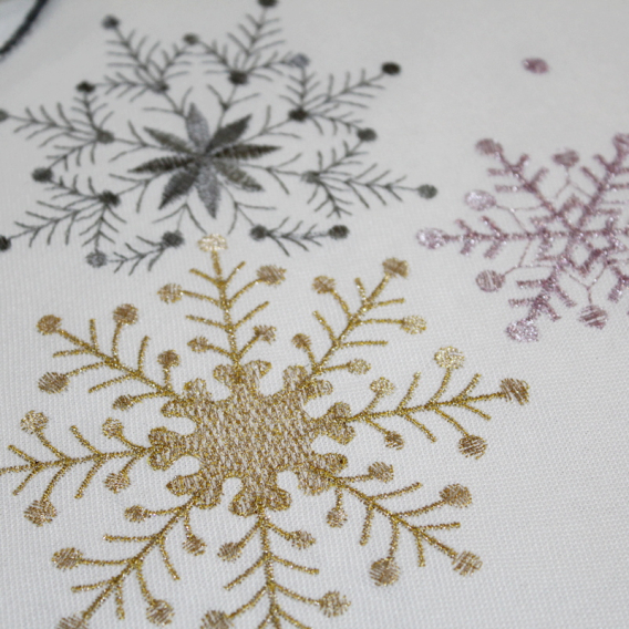 Vianočný vyšívaný obrus biely -vločky 5105 40x160cm