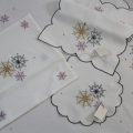 Vánočný vyšívaný ubrus bílí vločky 5105 85x85cm