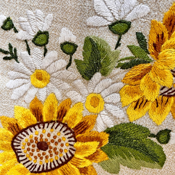 Vyšívaný obrus s krajkou - béžový  85x85cm