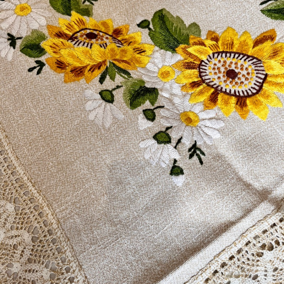 Vyšívaný obrus s krajkou - slnečnice  95x95cm