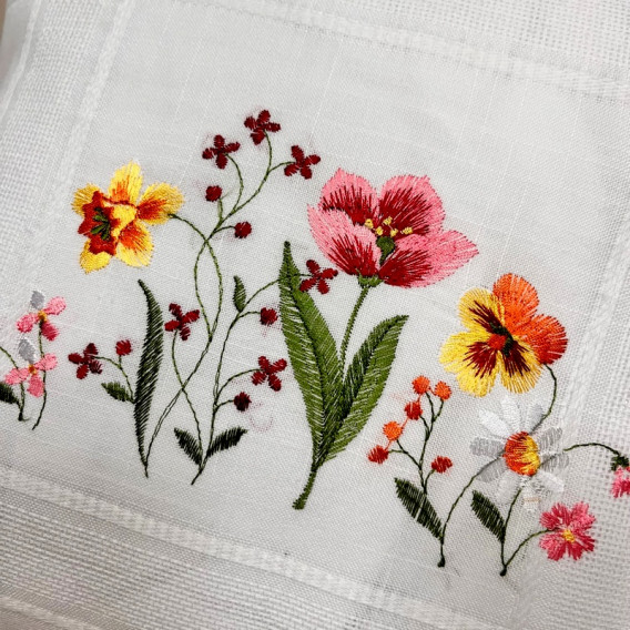 Vyšívaný obrus biely s Jarnými kvetmi 5192 85x85cm