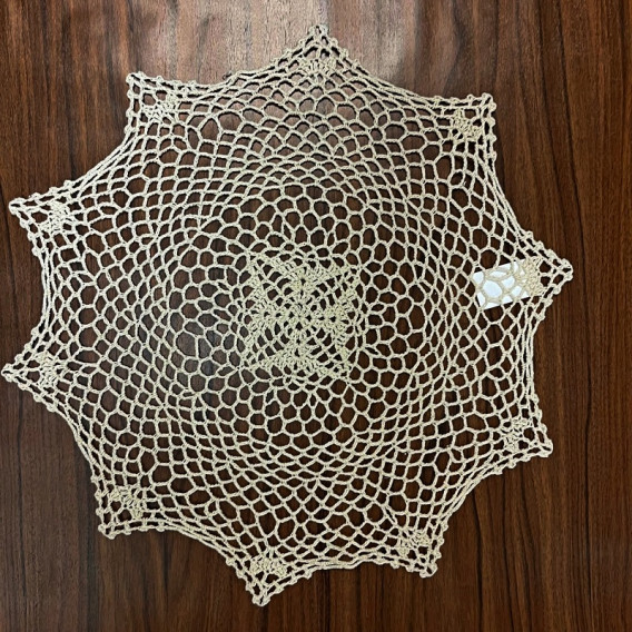 Háčkovaný ubrus béžový