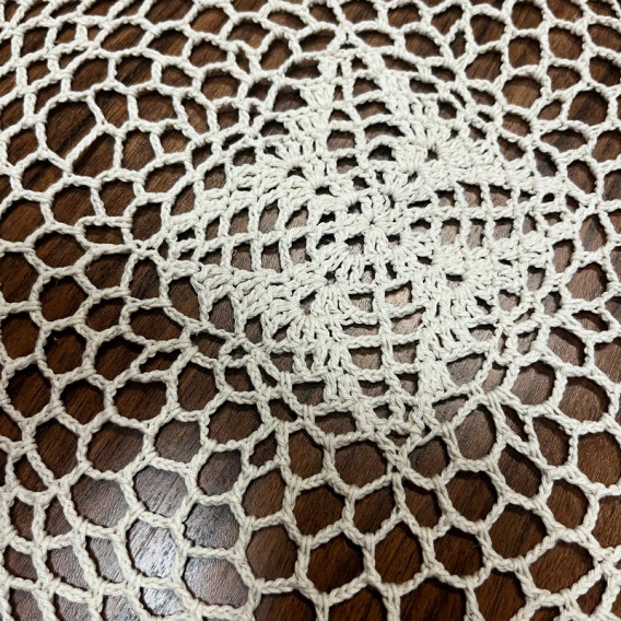 Háčkovaný ubrus béžový