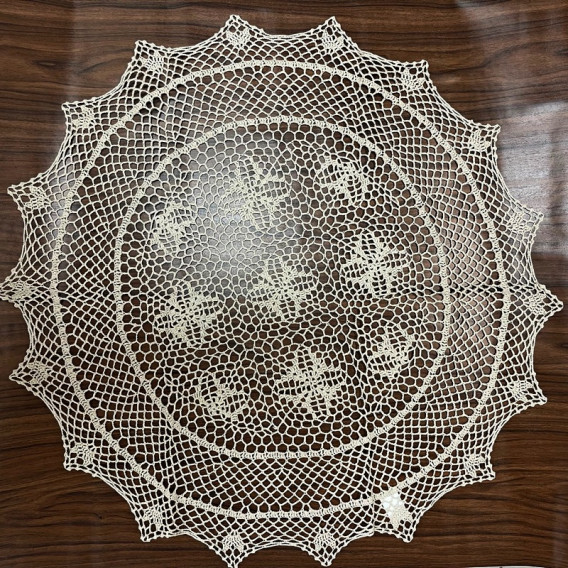 Háčkovaný obrus béžový