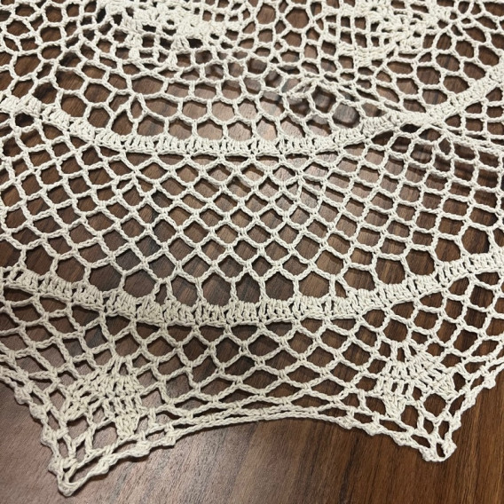 Háčkovaný obrus béžový