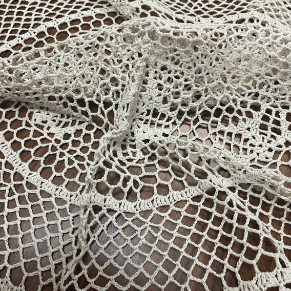 Háčkovaný ubrus béžový