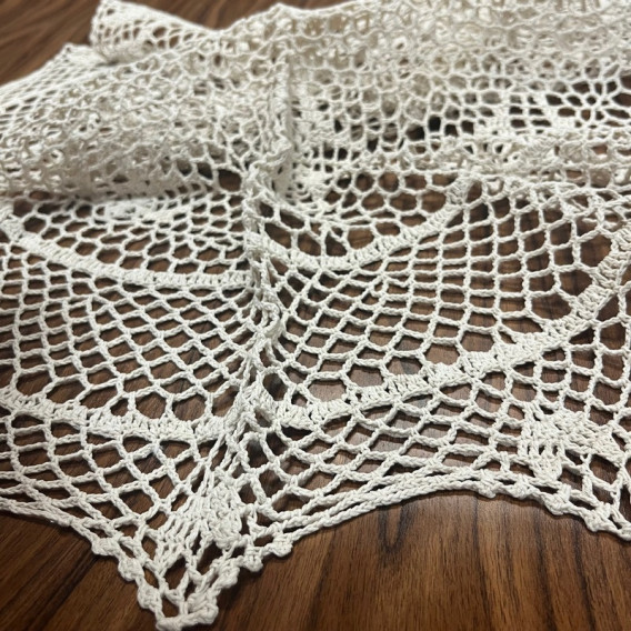 Háčkovaný ubrus béžový