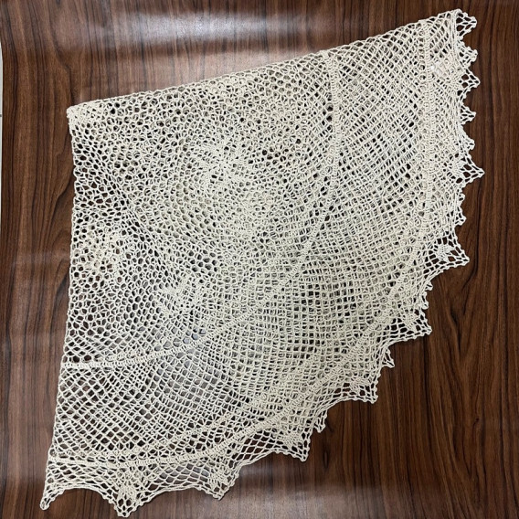 Háčkovaný obrus béžový