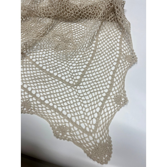 Háčkovaný ubrus béžový