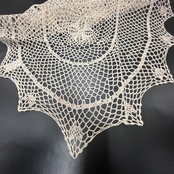 Háčkovaný obrus béžový