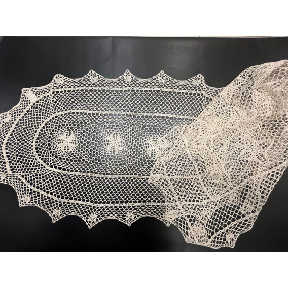 Háčkovaný ubrus béžový