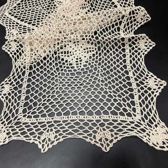 Háčkovaný ubrus béžový