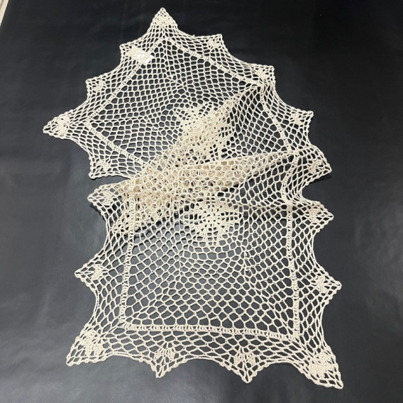 Háčkovaný ubrus béžový