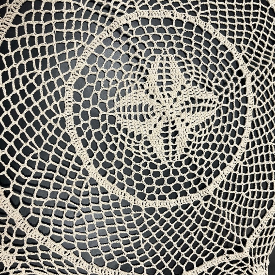 Háčkovaný obrus béžový