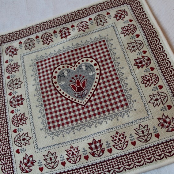 Gobelínový ubrus Červené srdíčka 45x45cm